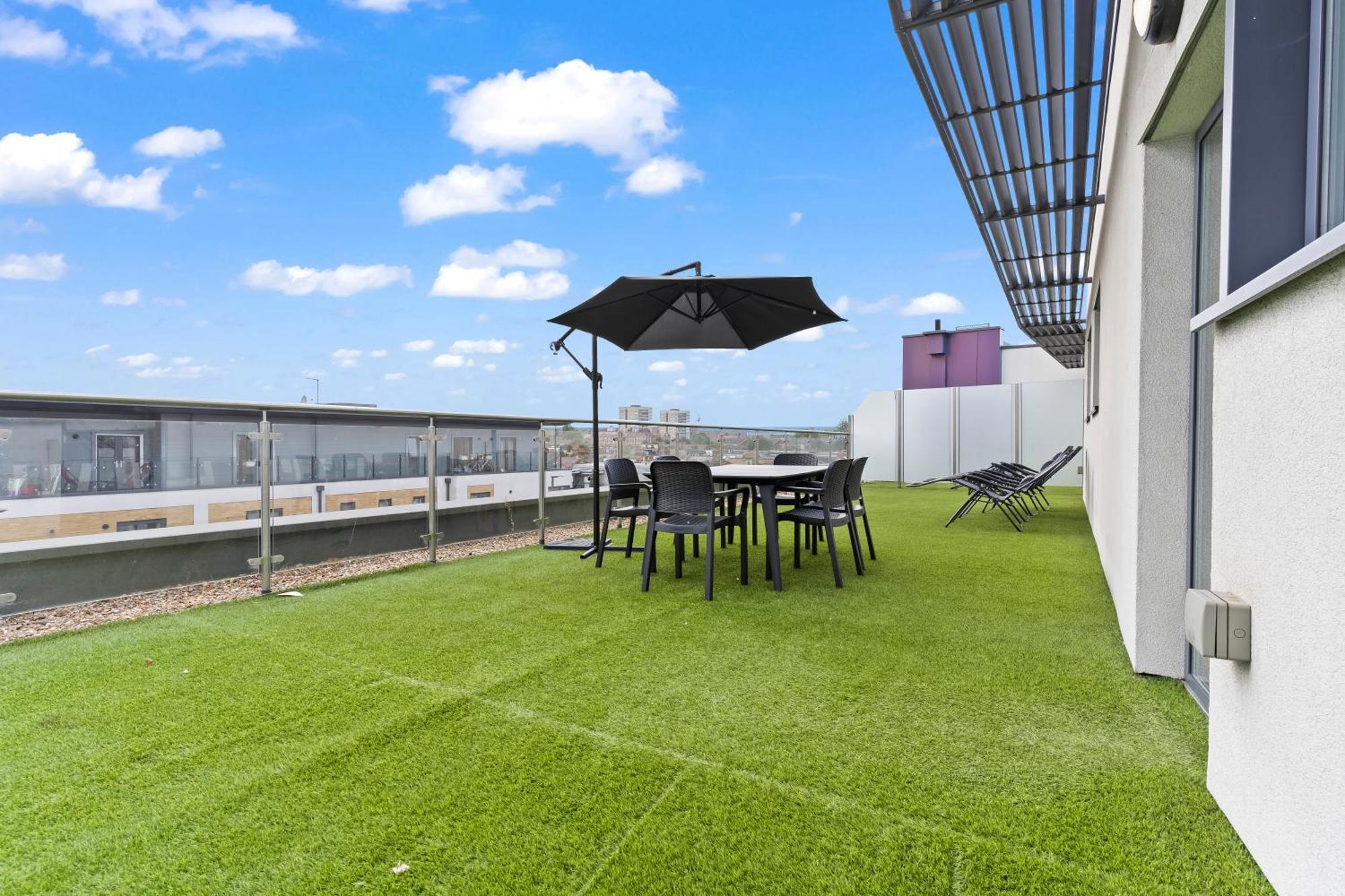 Spectacular 3Br 2Bath Rooftop Sky-Views With Parking Apartment *