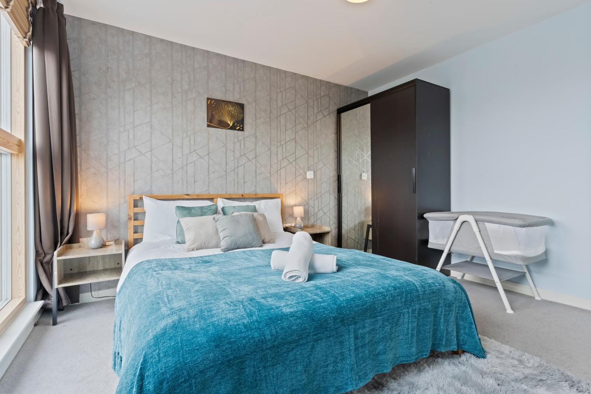 Spectacular 3Br 2Bath Rooftop Sky-Views With Parking Apartment London