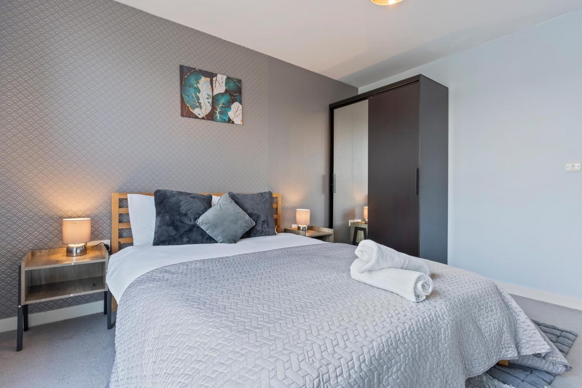 Spectacular 3Br 2Bath Rooftop Sky-Views With Parking * London