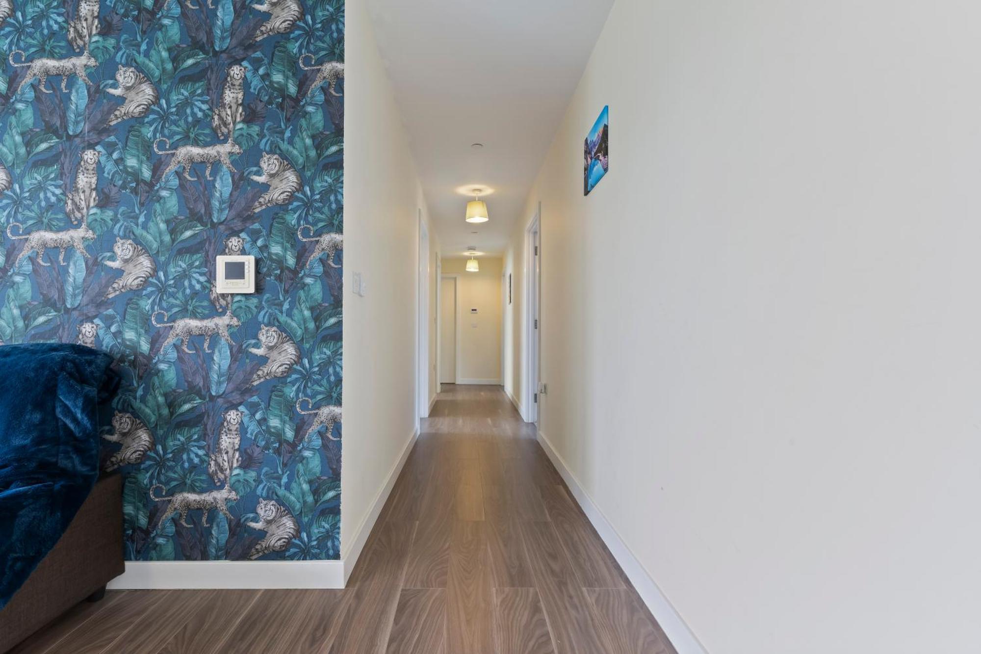 Spectacular 3Br 2Bath Rooftop Sky-Views With Parking Apartment *
