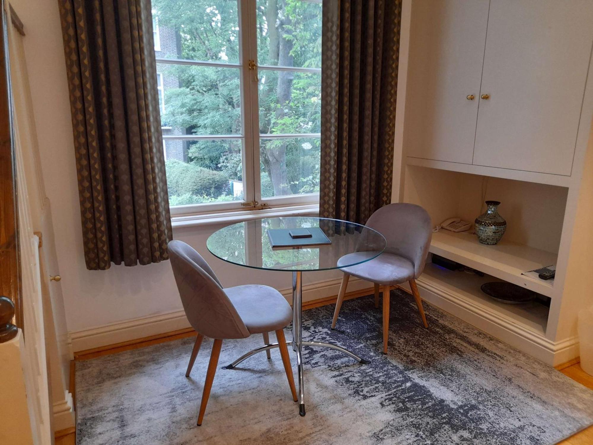 Longridge Road Apartment *