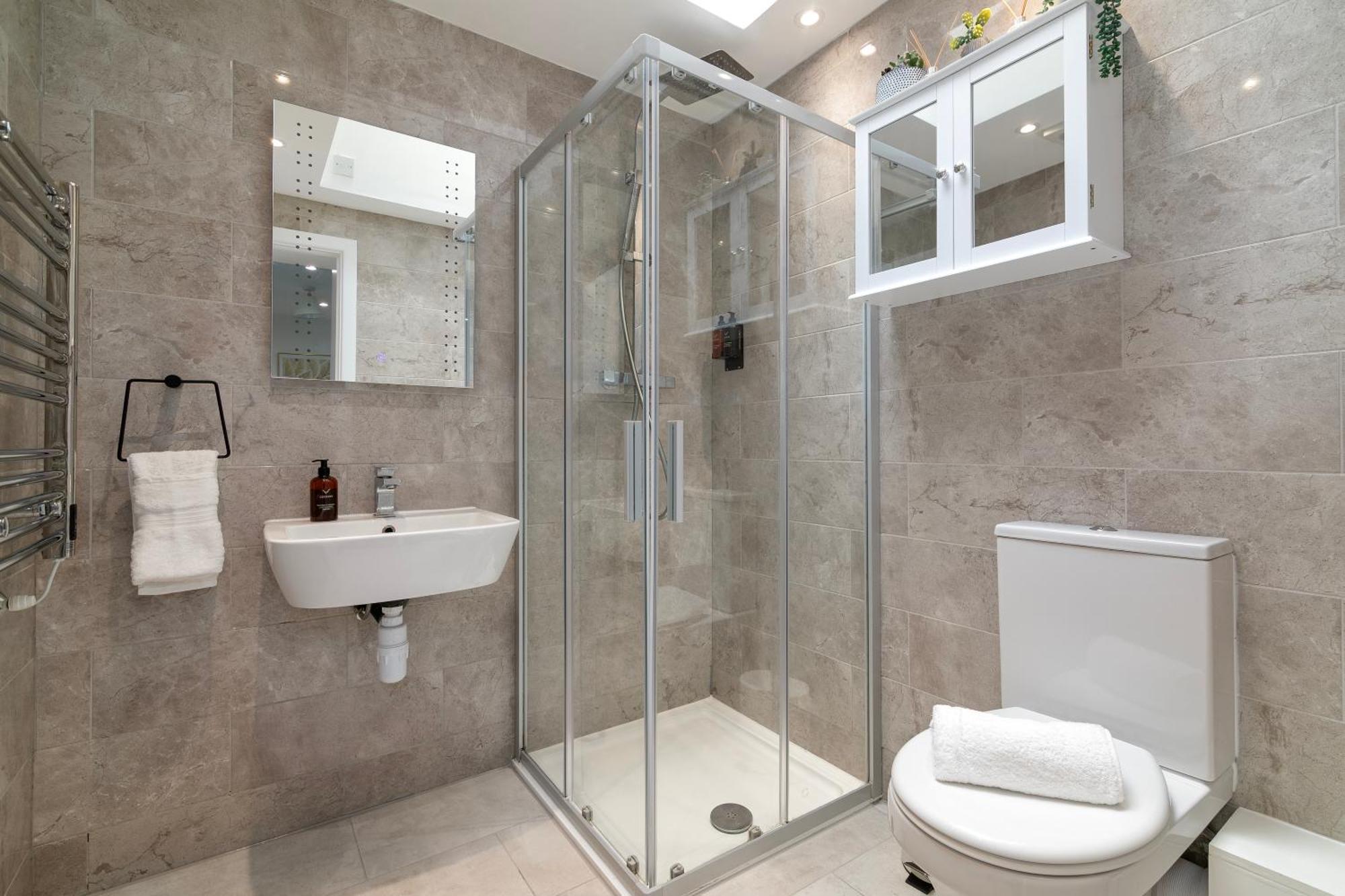 Flat In Queens Park Apartment *