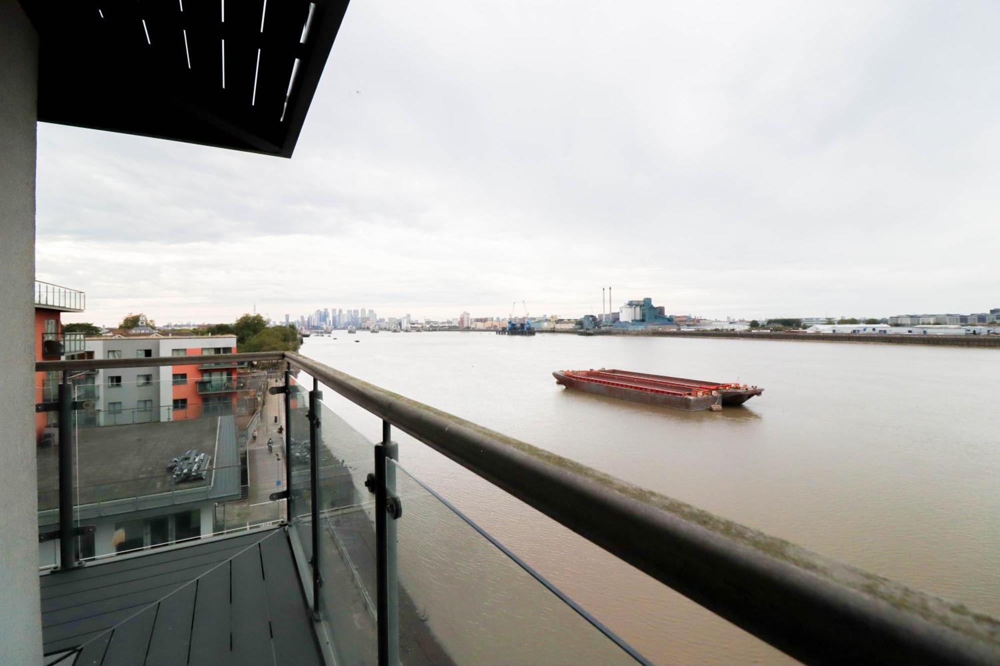 Spacious And Sunny Flat L River Balcony View ! Apartment London