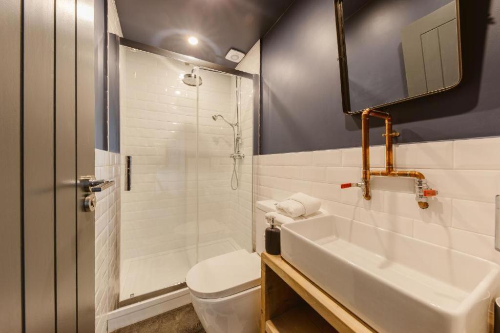3 Bed Warehouse In Chiswick Londres