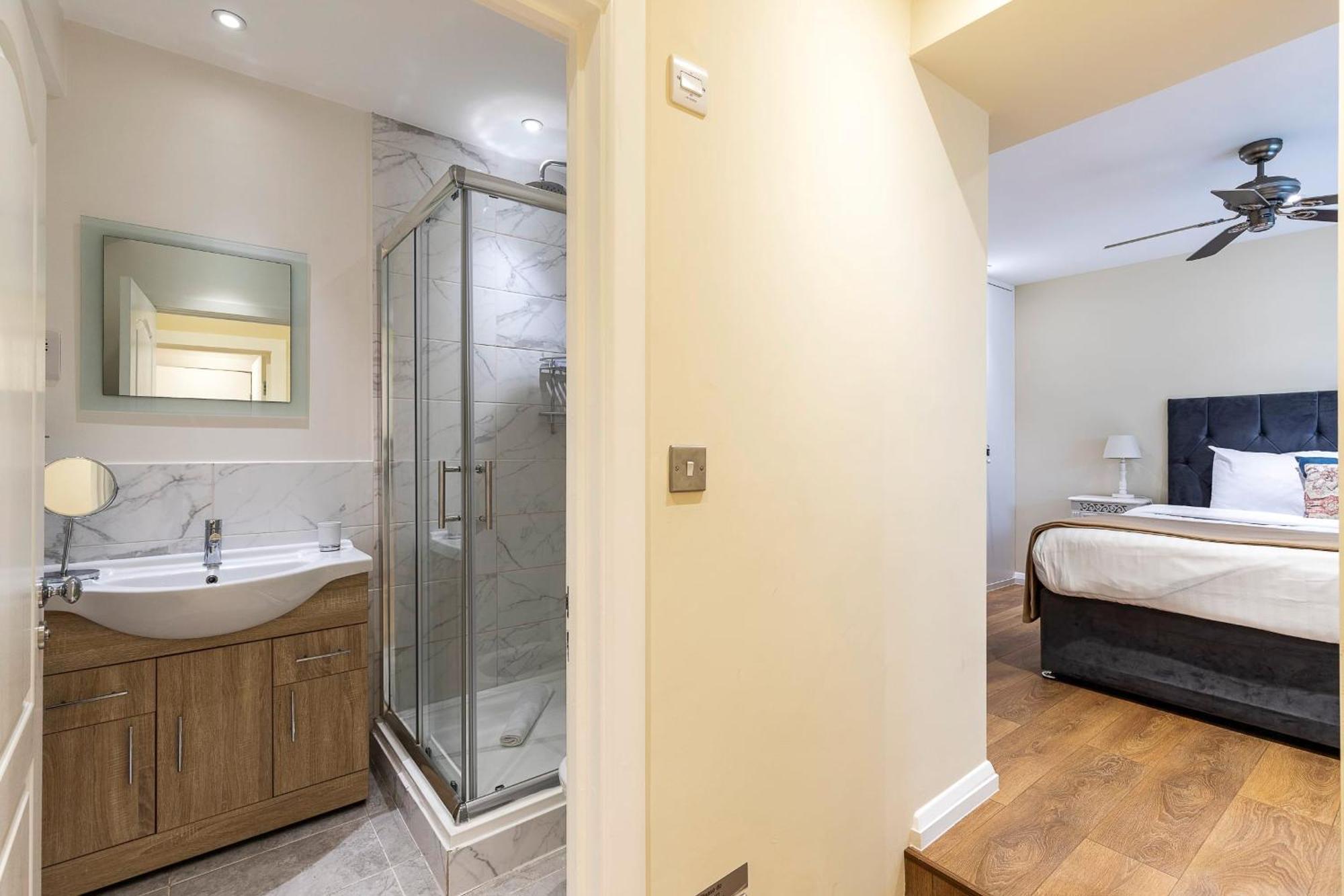 Apartment Elegant Two Bedroom Flat In Redcliffe Gardens *