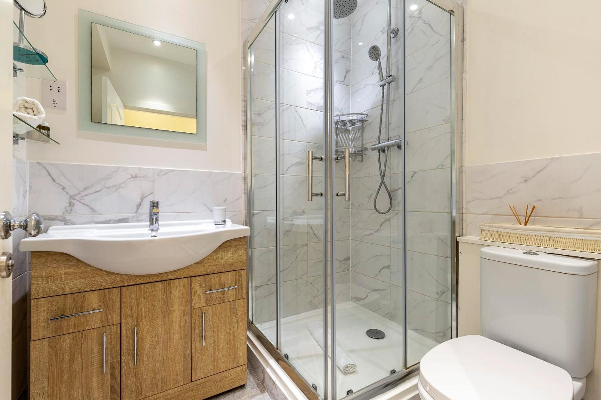 Elegant Two Bedroom Flat In Redcliffe Gardens London