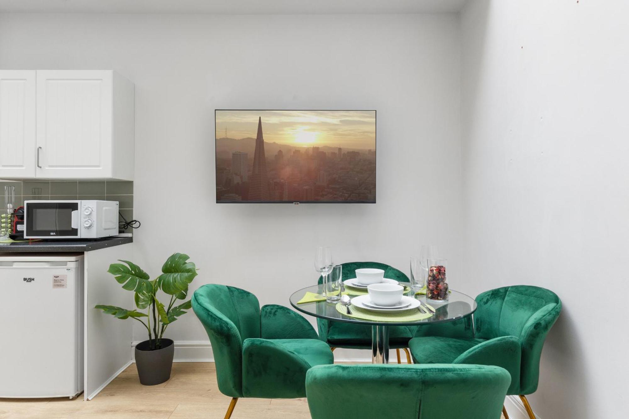 Luxury Boutique - La Reserve South Kensington Apartment *