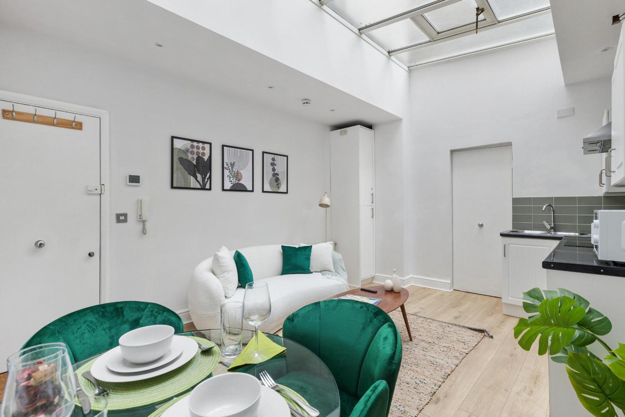 Luxury Boutique - La Reserve South Kensington Apartment