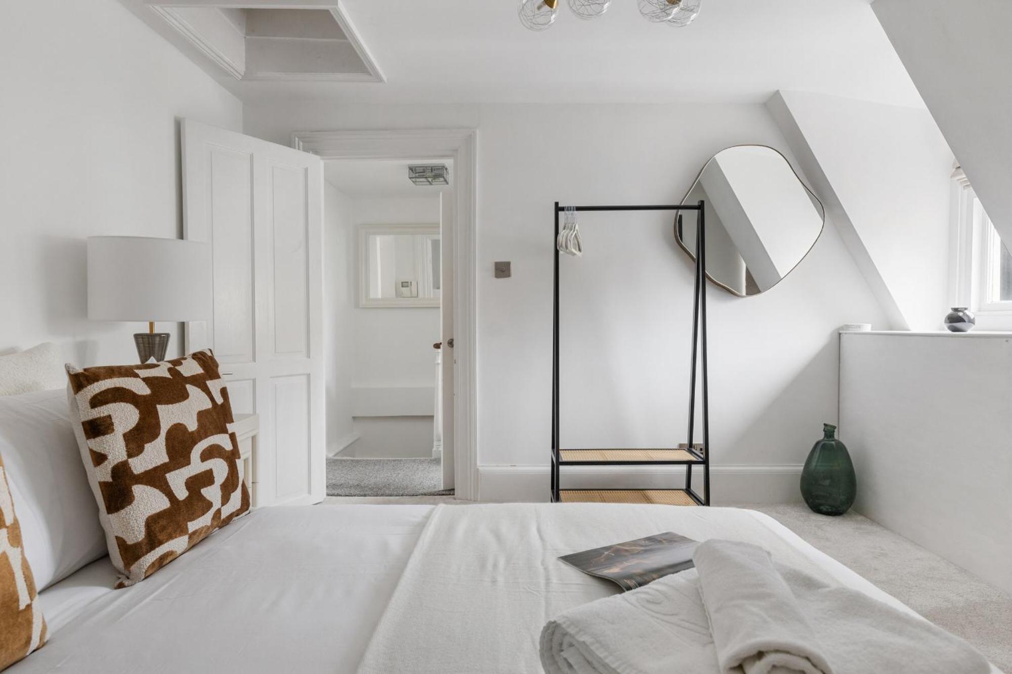 Serenity Escape - La Reserve Knightsbridge Apartment