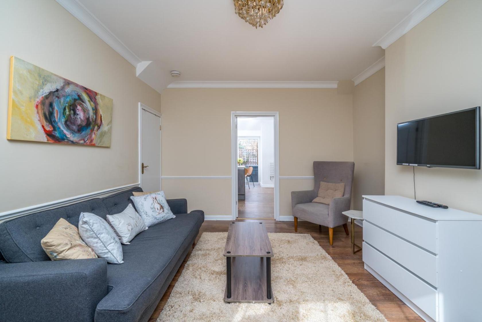 Urban Escape - Spacious 3-bedroom Close To Canary Wharf Ferienhaus London
