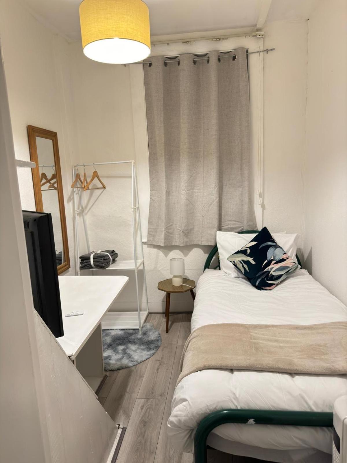 Cozy Single Near Station Homestay *