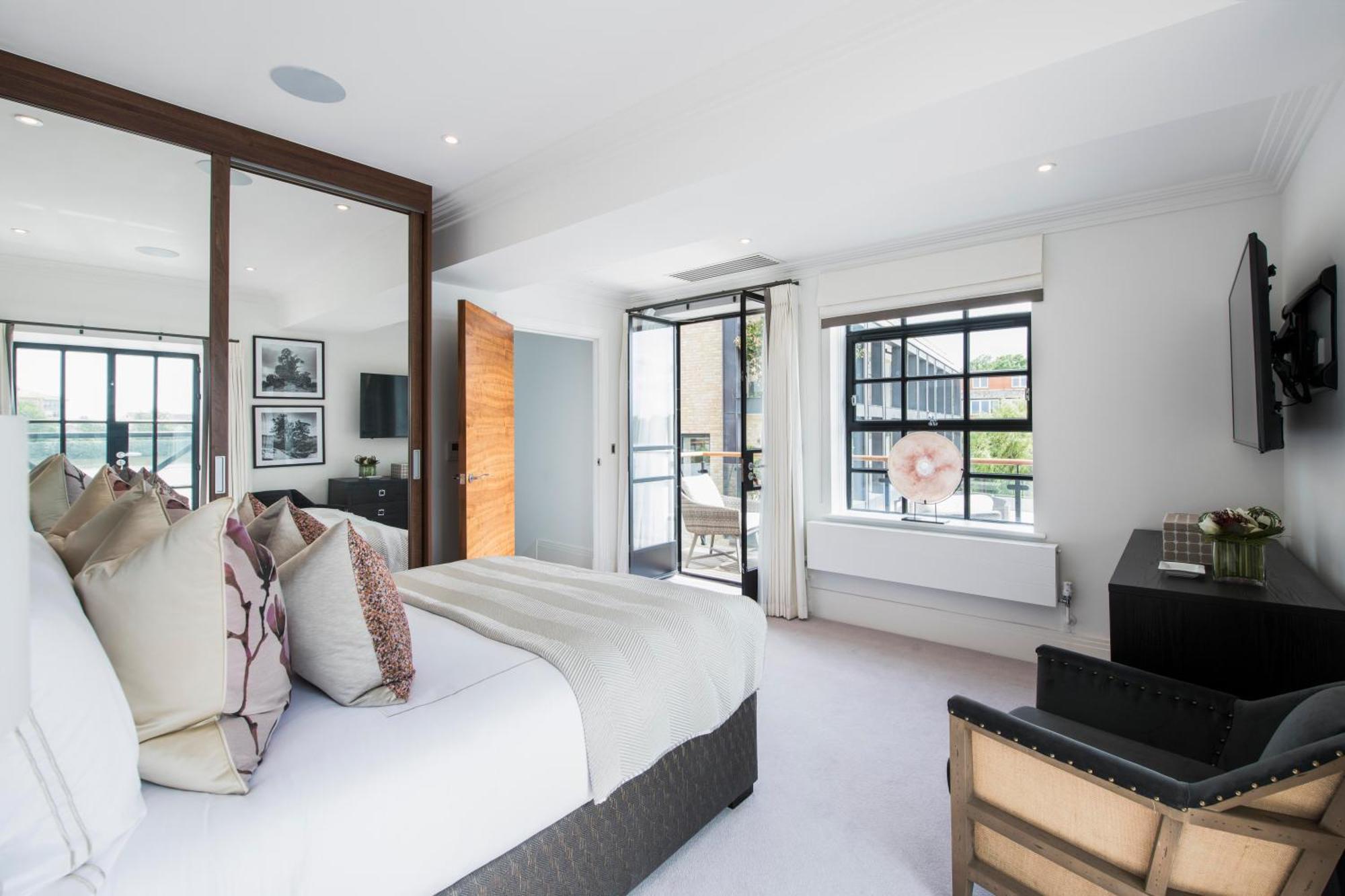 Palace Wharf Apartment *