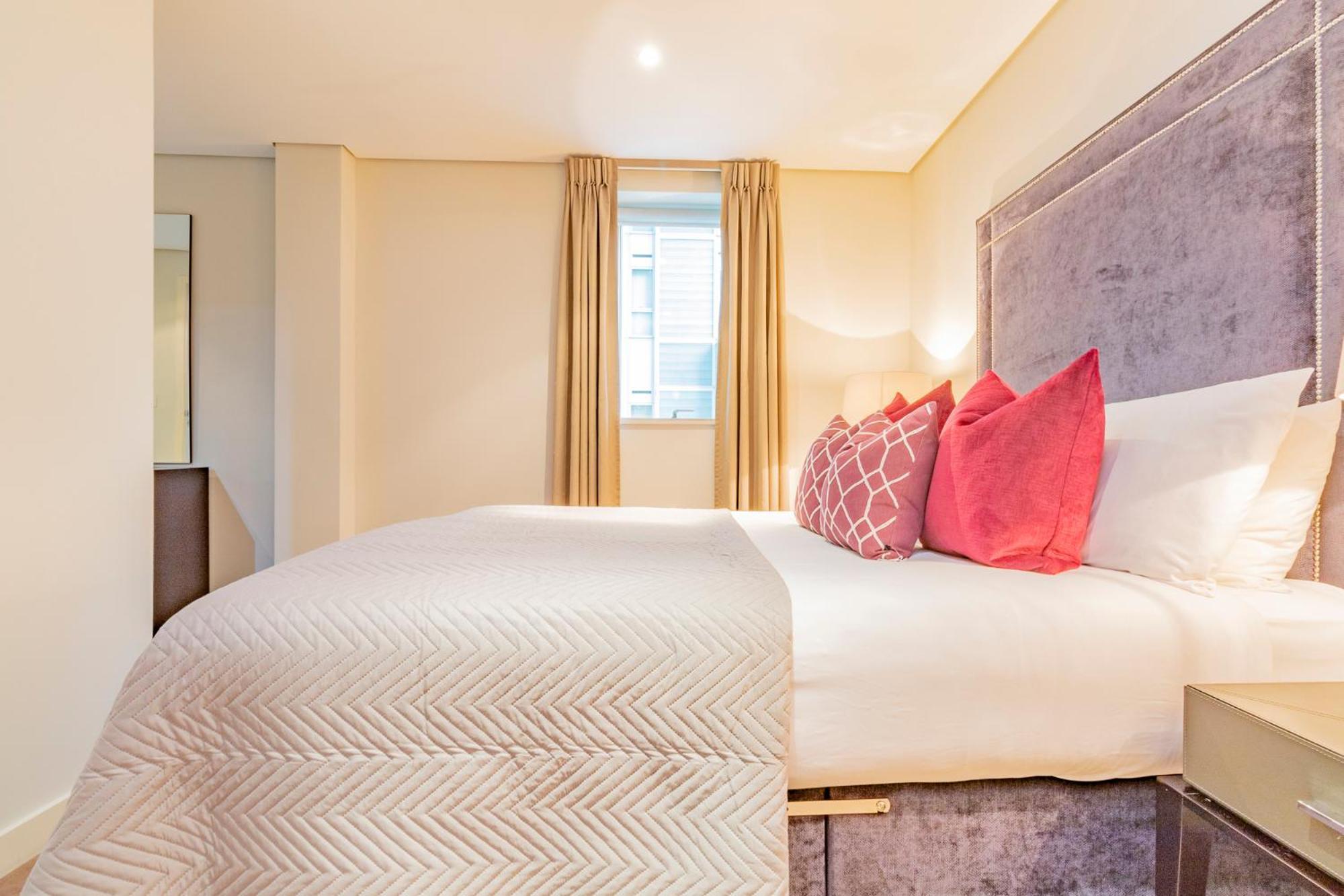 Merchant Square Apartment *