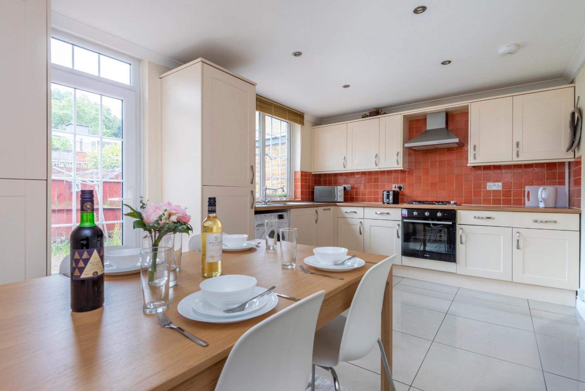 Spacious 3 Bedroom Whitechapel - 9 Mins From Tower Bridge With Free Parking & Garden * London