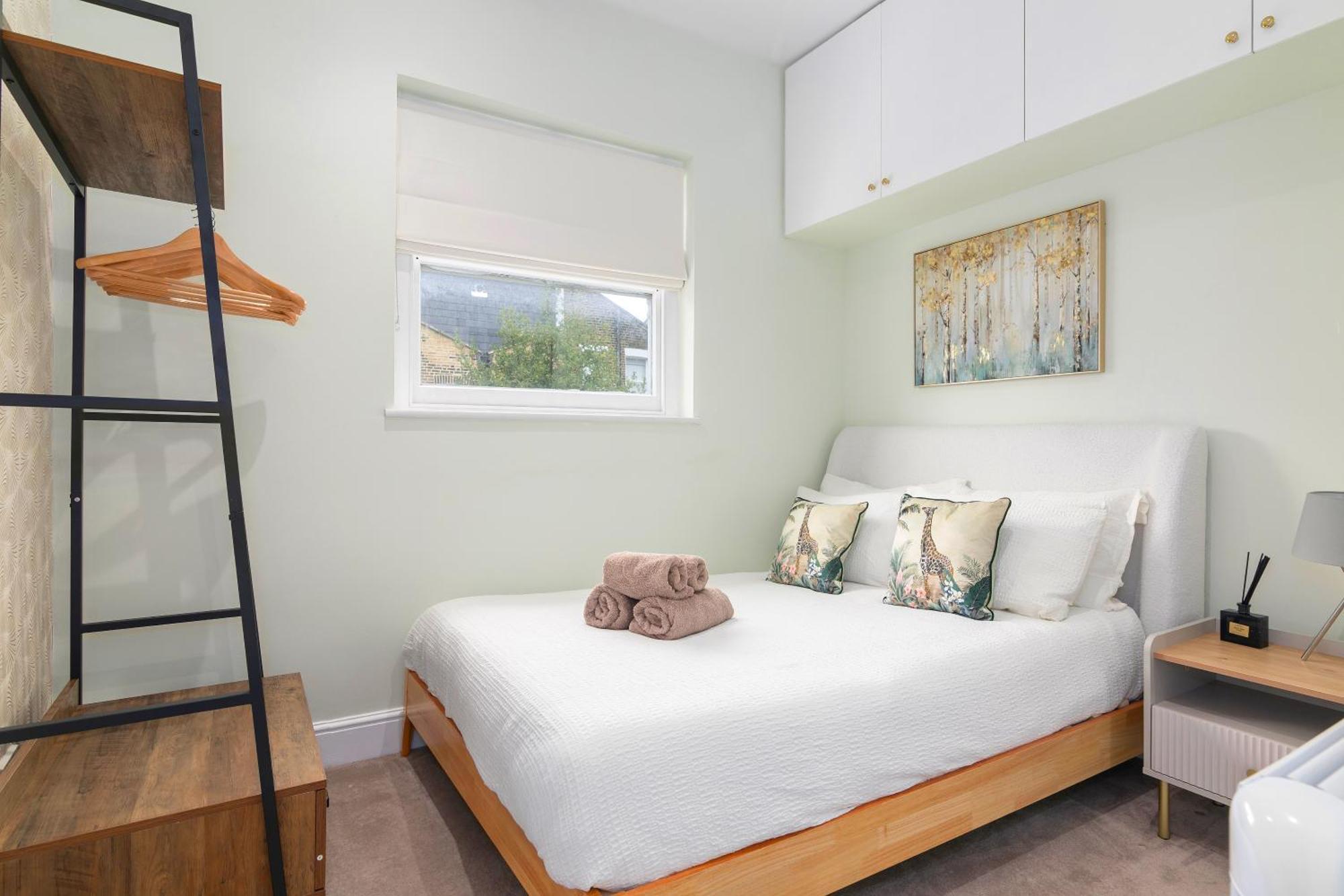 Cosy Flat 5 Min From Holland Park Station! Apartment *