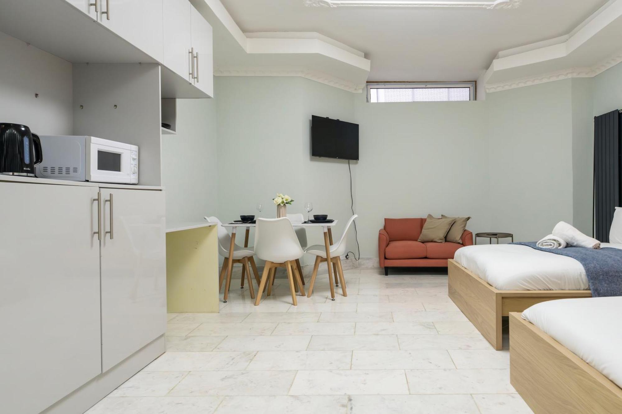 Finchley Road & By Primecityhosts *