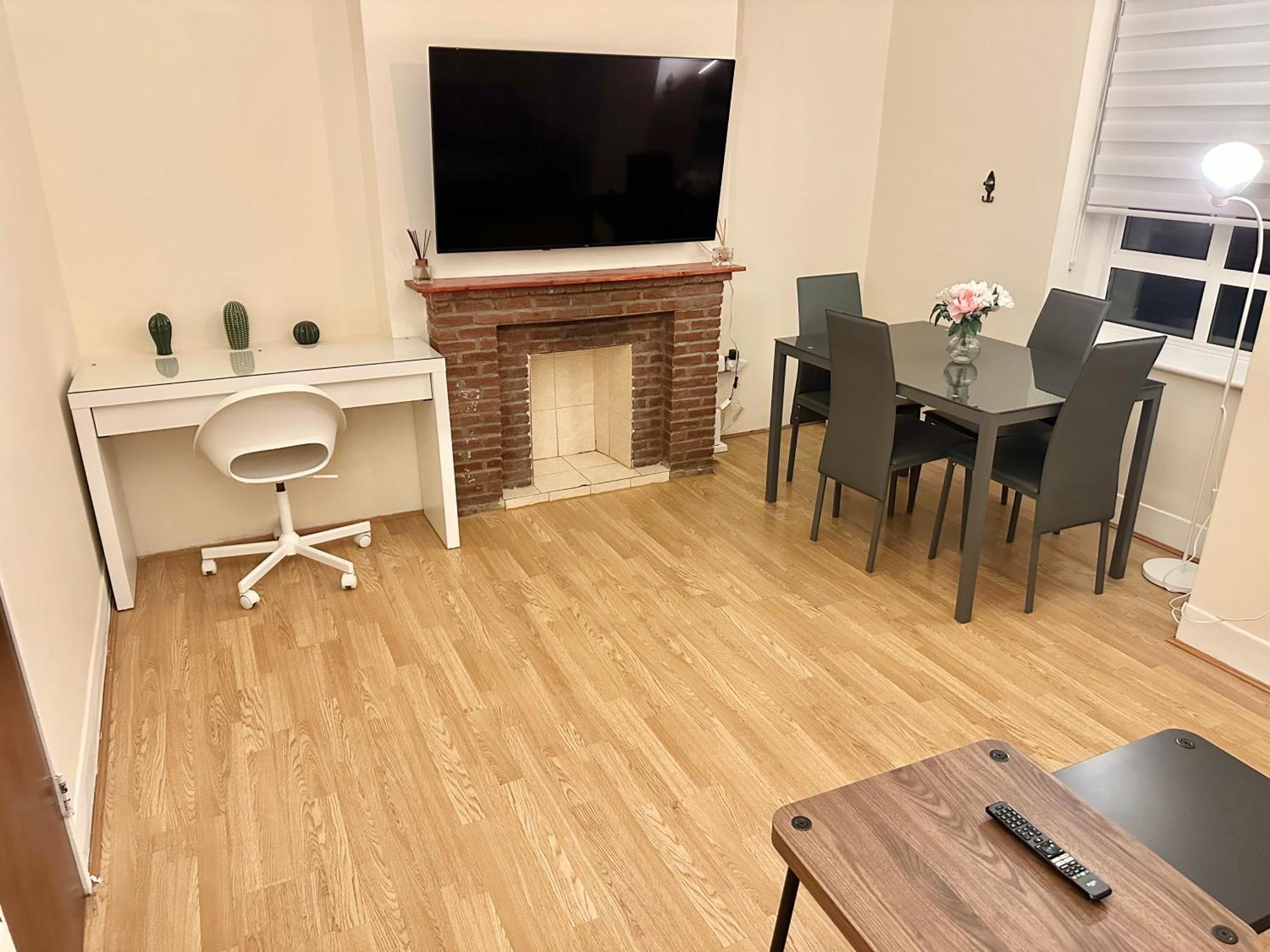 Comfortable Two Bed Flat Near Richmond Park * London