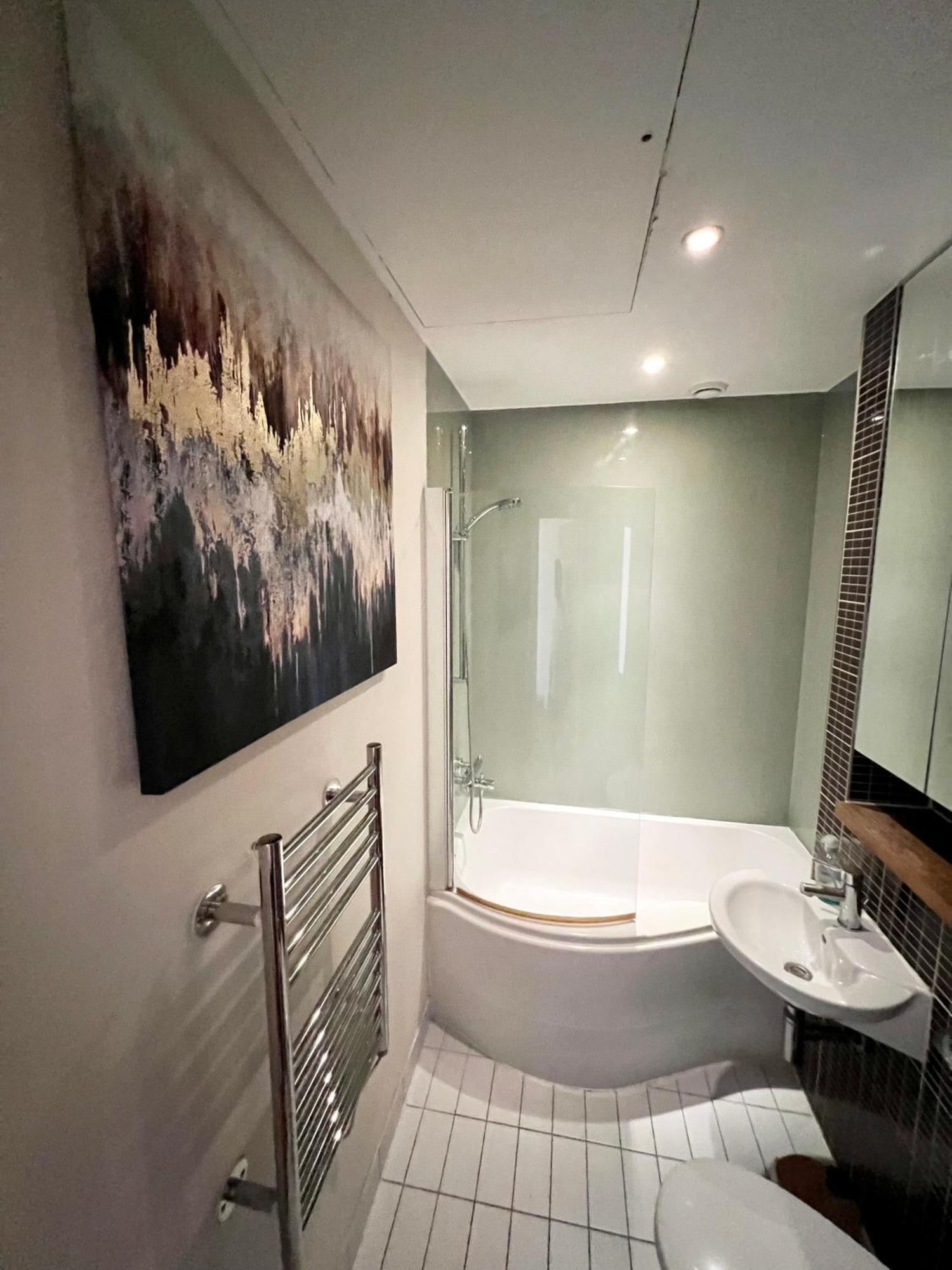 Apartment Luxury With Super Fast Wifi Gated Development London
