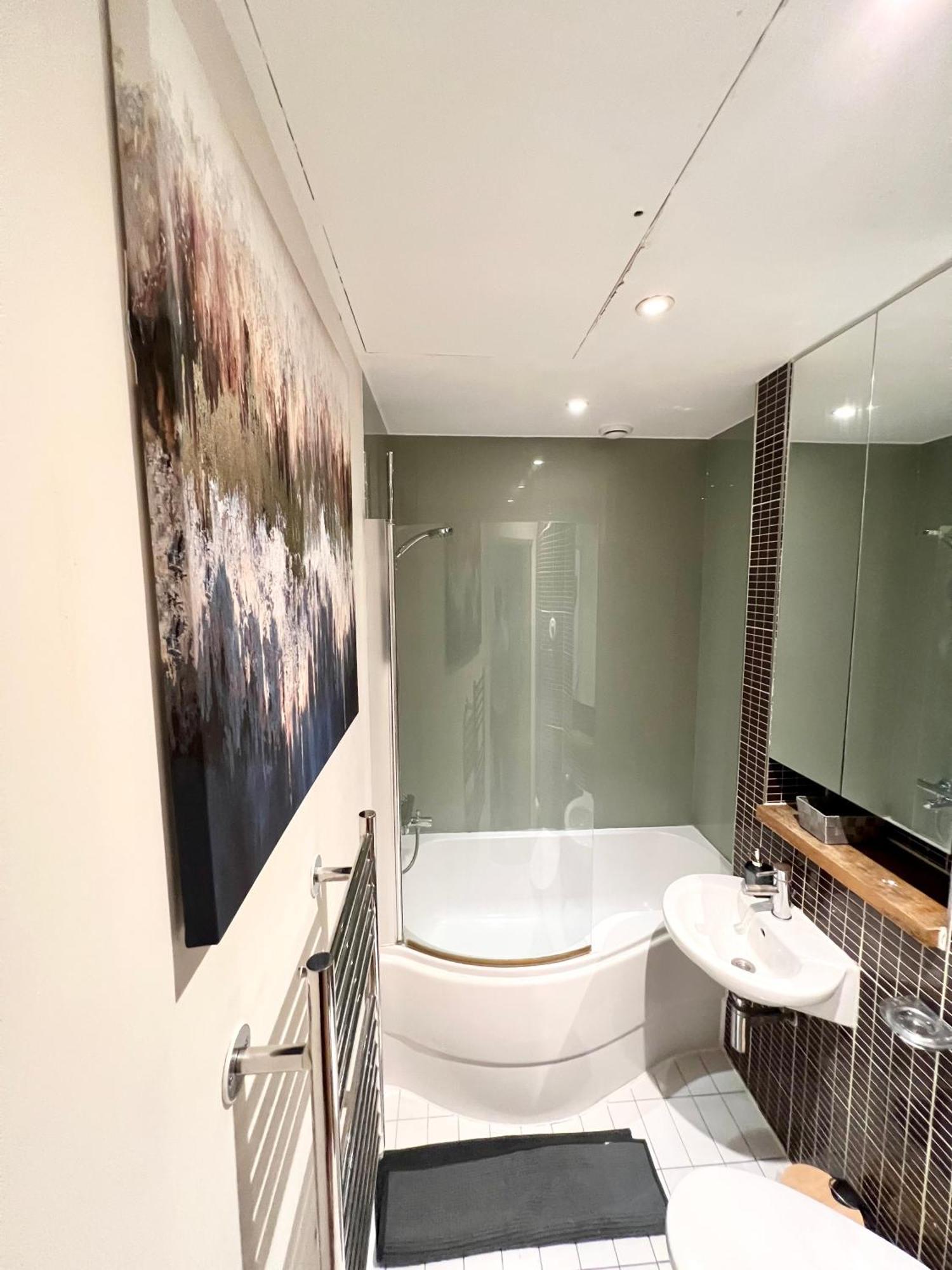 Luxury With Super Fast Wifi Gated Development London