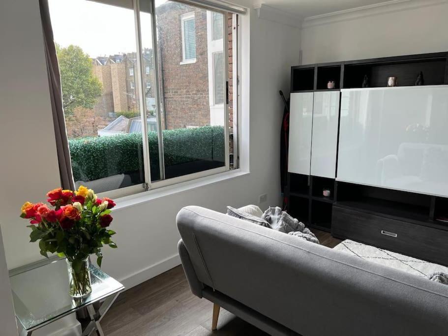 Modern 1 Bedroom Near Harrods Apartment