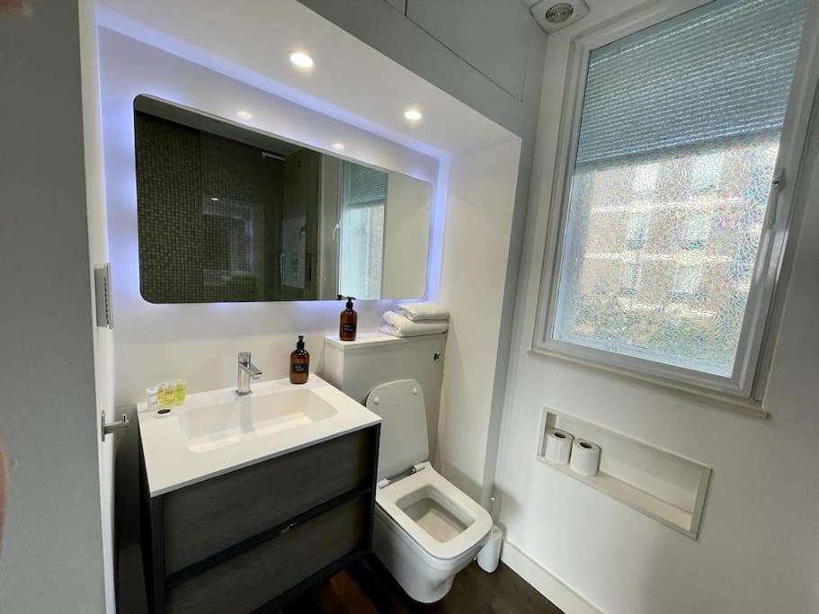 Modern 1 Bedroom Near Harrods Apartment *