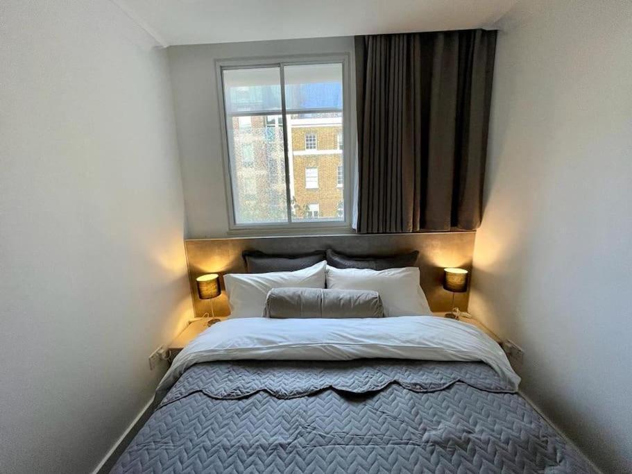 Modern 1 Bedroom Near Harrods Apartment *