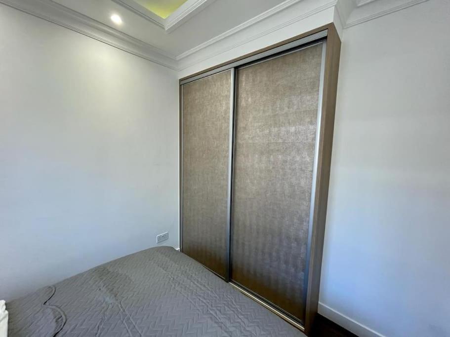 Modern 1 Bedroom Near Harrods Apartment
