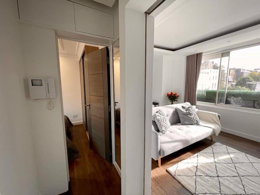 Modern 1 Bedroom Near Harrods Apartment