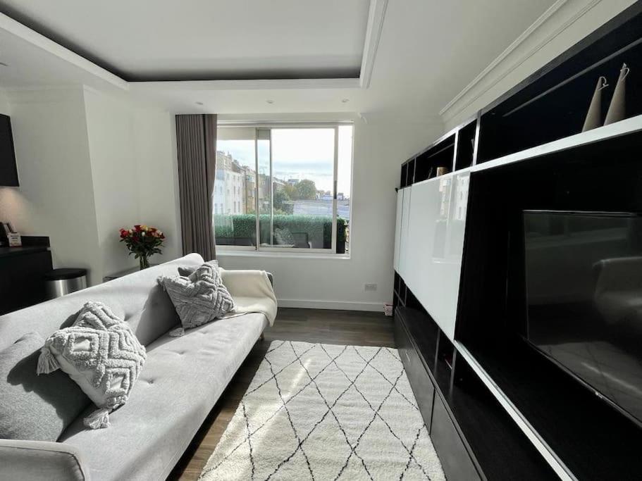 Modern 1 Bedroom Near Harrods Apartment *