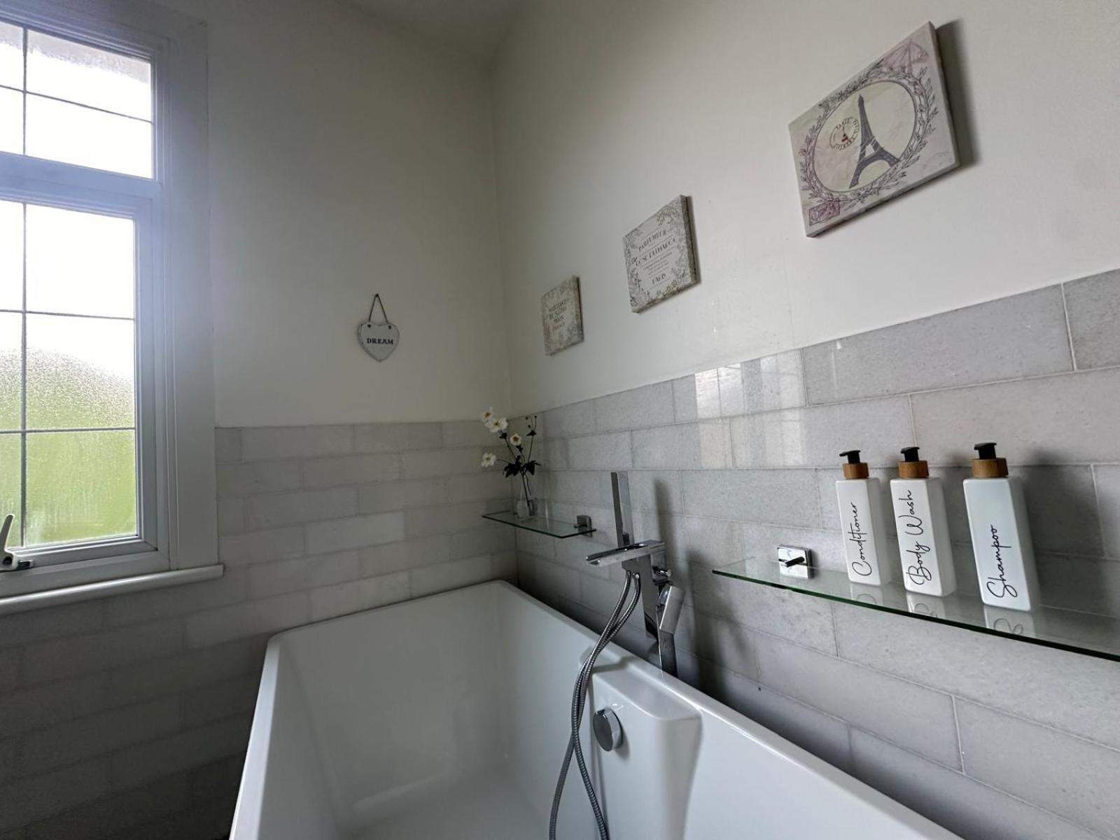 Luxurious Living 4 Bedroom Holiday home