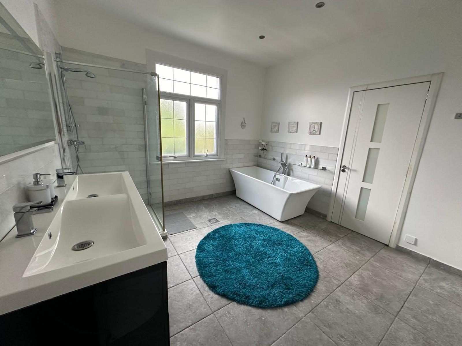 Luxurious Living 4 Bedroom Holiday home *