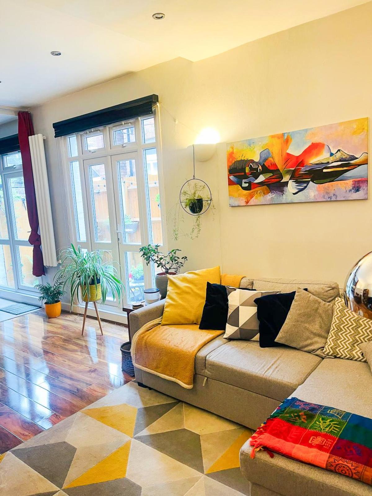 The Cozy Lambeth *