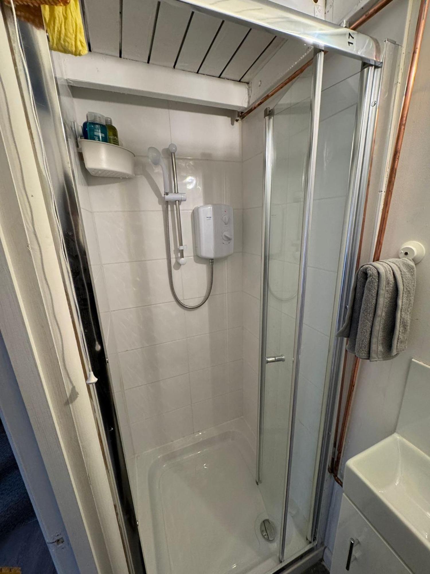 With 3 Beds- 20 Min From Bridge And Gatwick Airport London