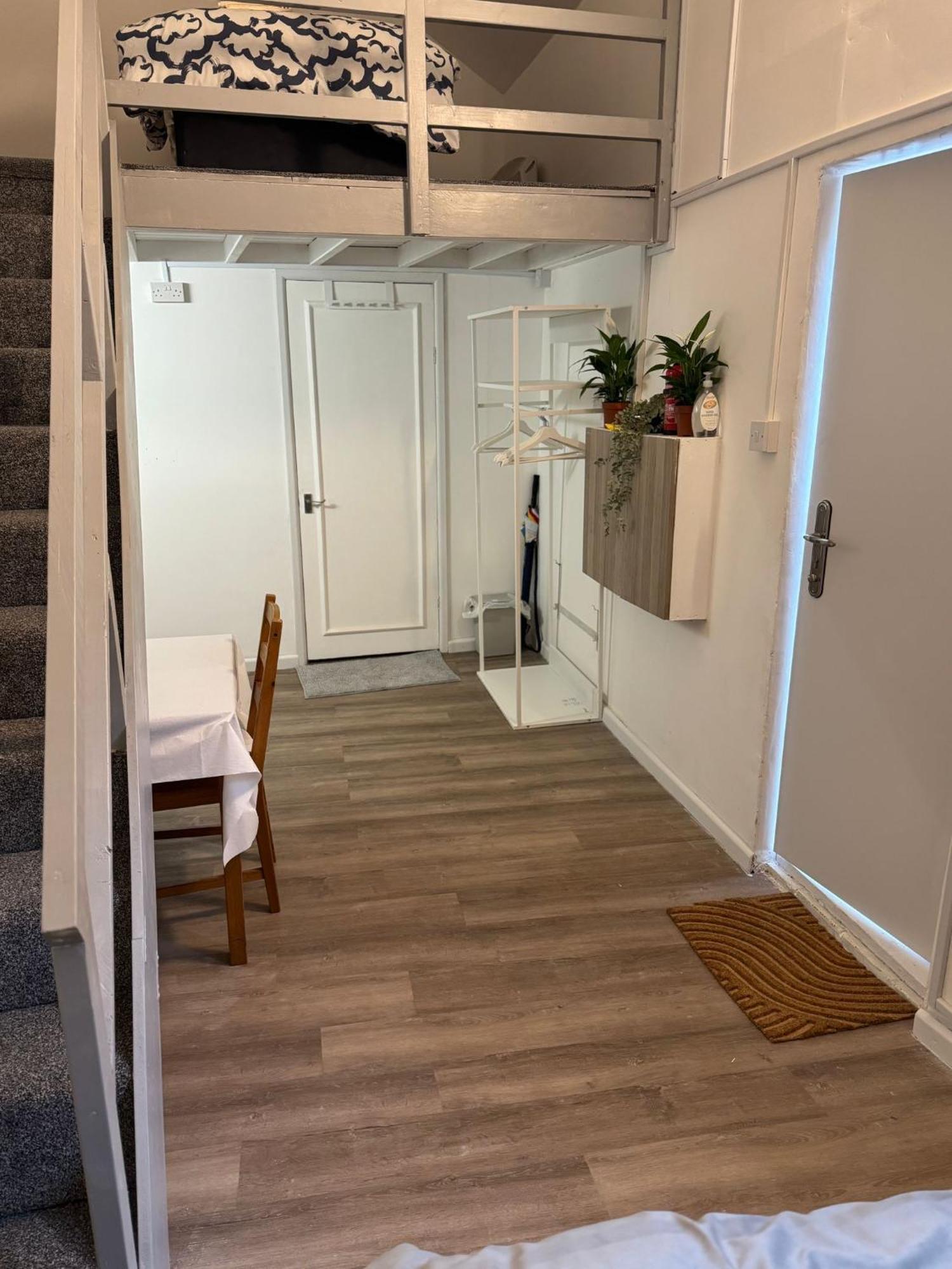 With 3 Beds- 20 Min From Bridge And Gatwick Airport Apartment
