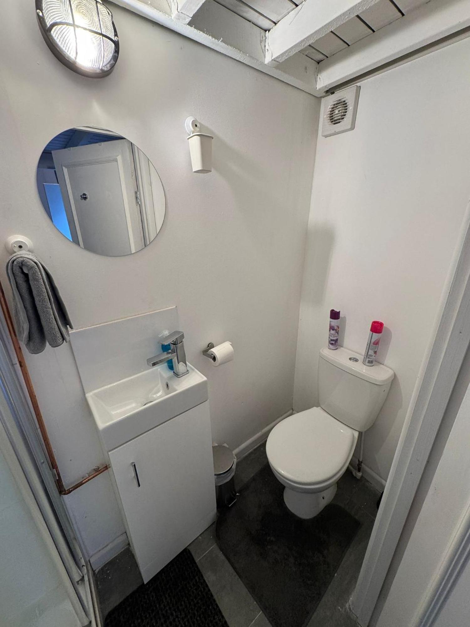 With 3 Beds- 20 Min From Bridge And Gatwick Airport * London