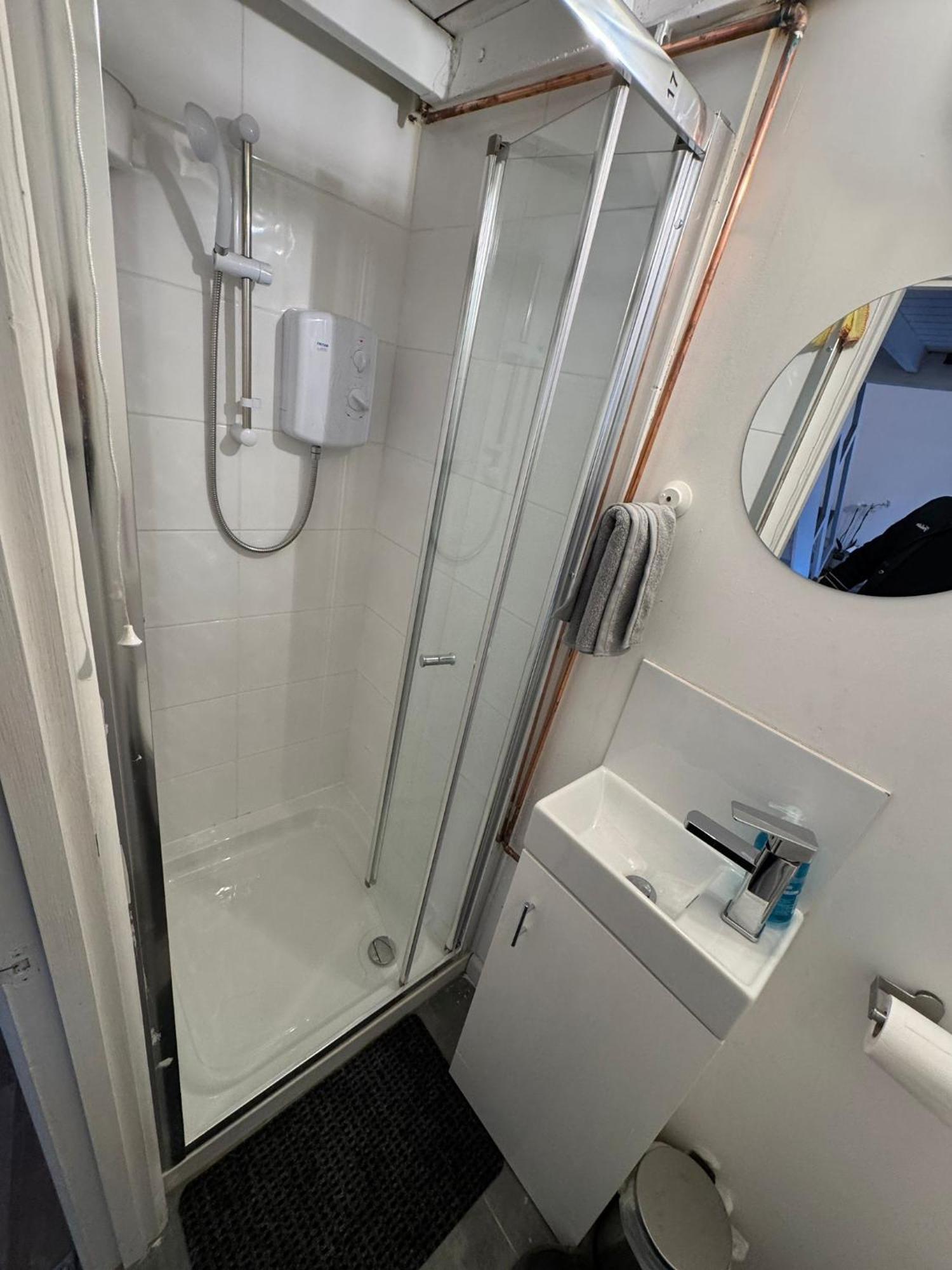 With 3 Beds- 20 Min From Bridge And Gatwick Airport * London