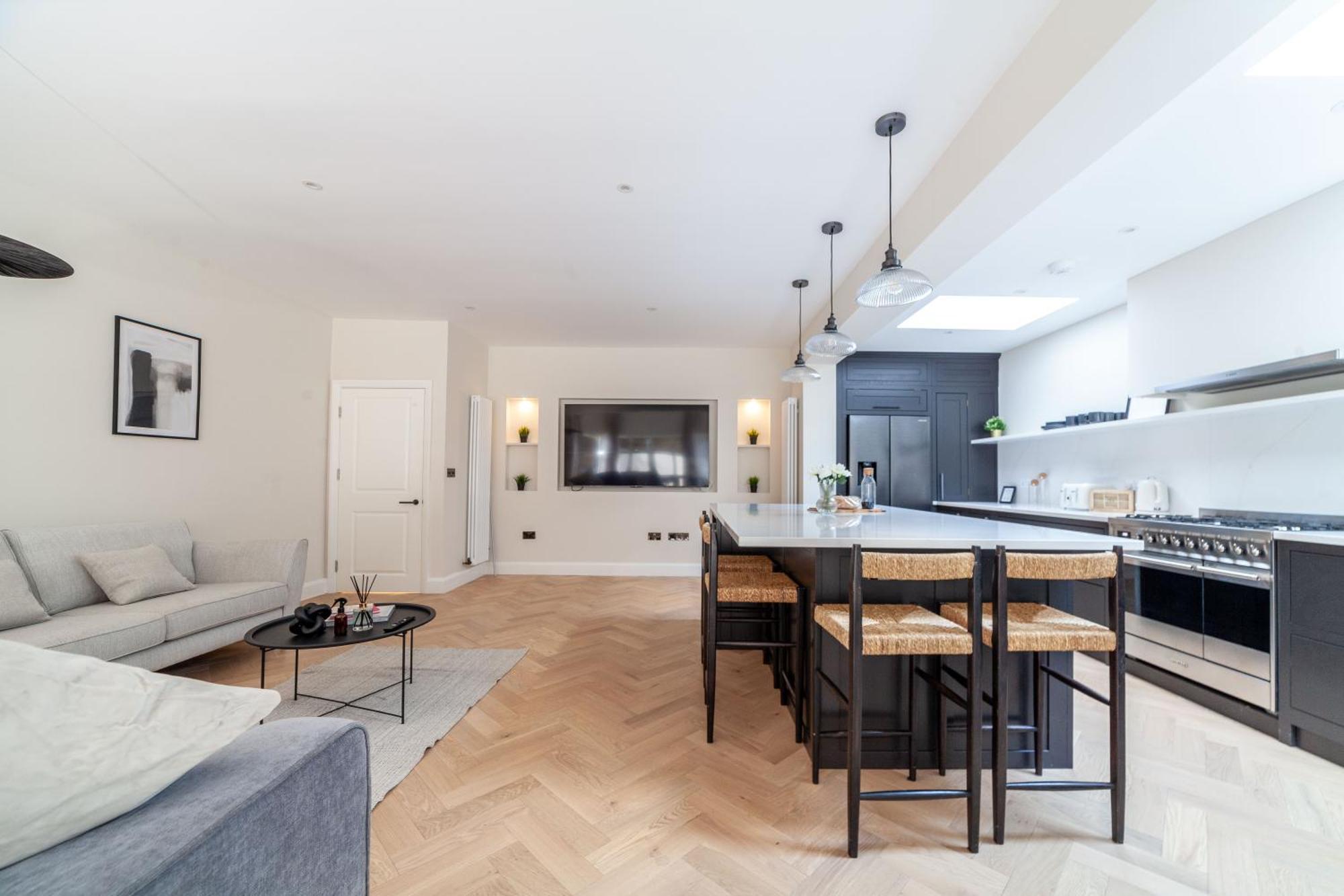 Guest house Stunning Available In Luxury House