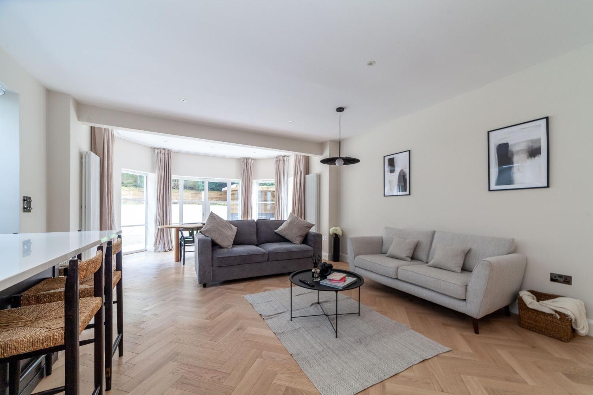 Stunning Available In Luxury House *