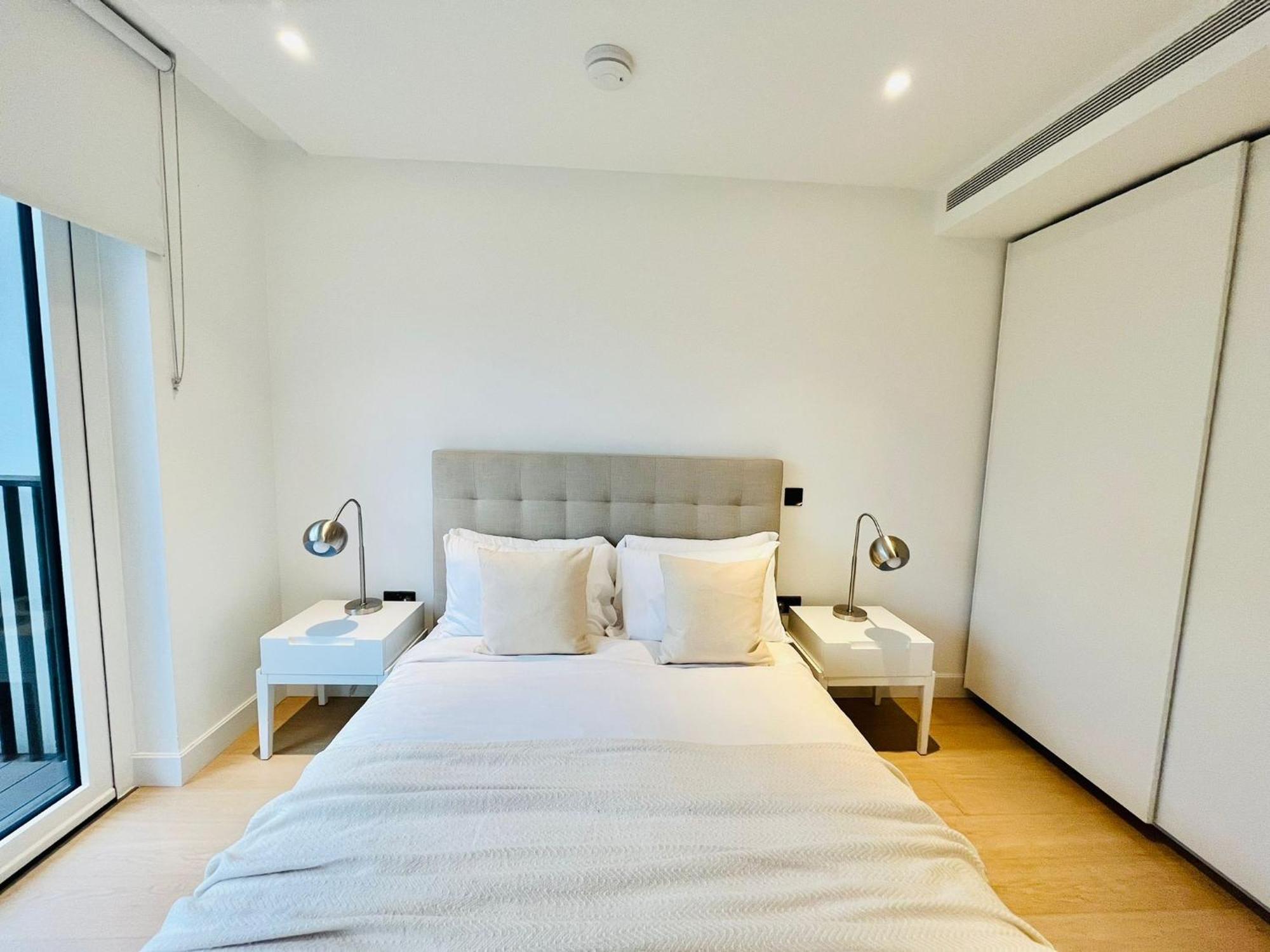 Luxury 2-bed 2-bath -white Living -steps To Tube London