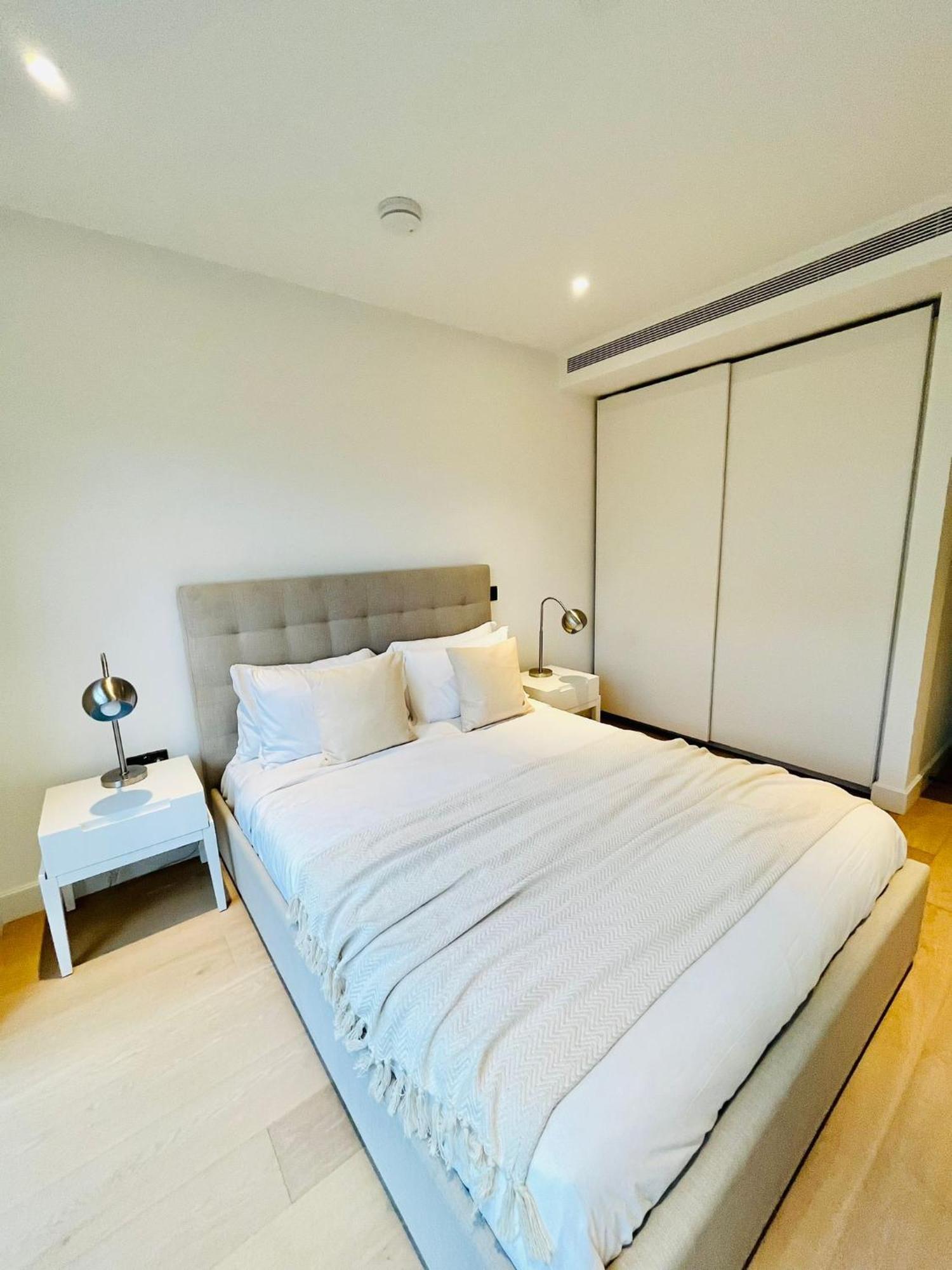 Apartment Luxury 2-bed 2-bath -white Living -steps To Tube *