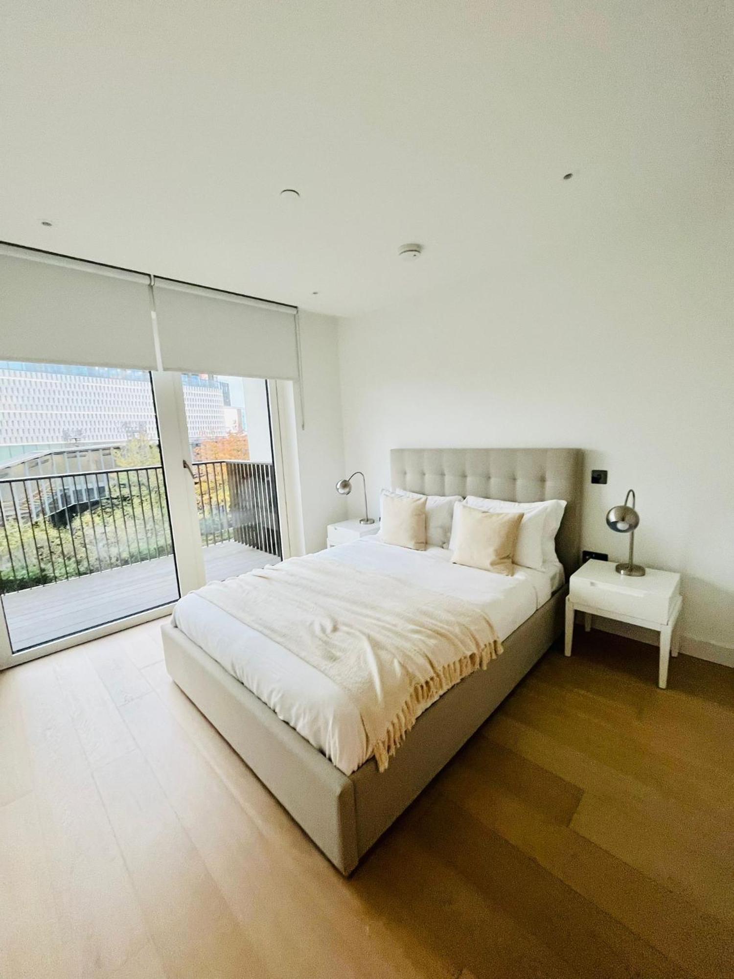 Luxury 2-bed 2-bath -white Living -steps To Tube London