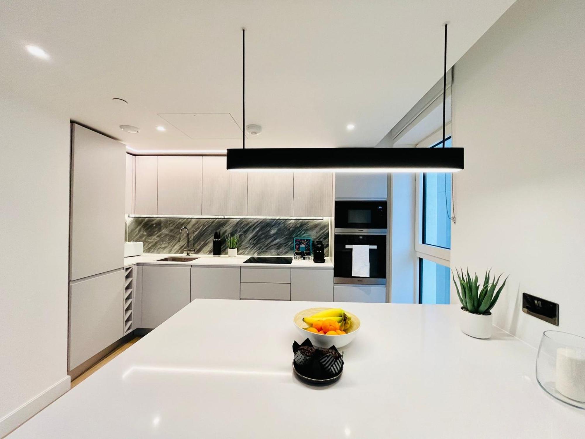 Luxury 2-bed 2-bath -white Living -steps To Tube * London