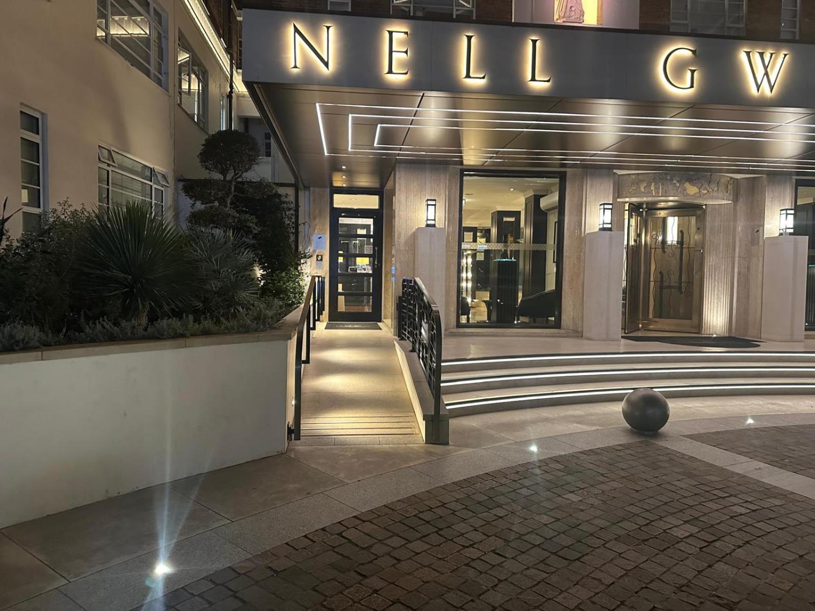 Apartment 1 Bed Flat In Nell Gwynn House, Sleeps 4, Steps From Harrods & Hyde Park, 24 Hour Reception