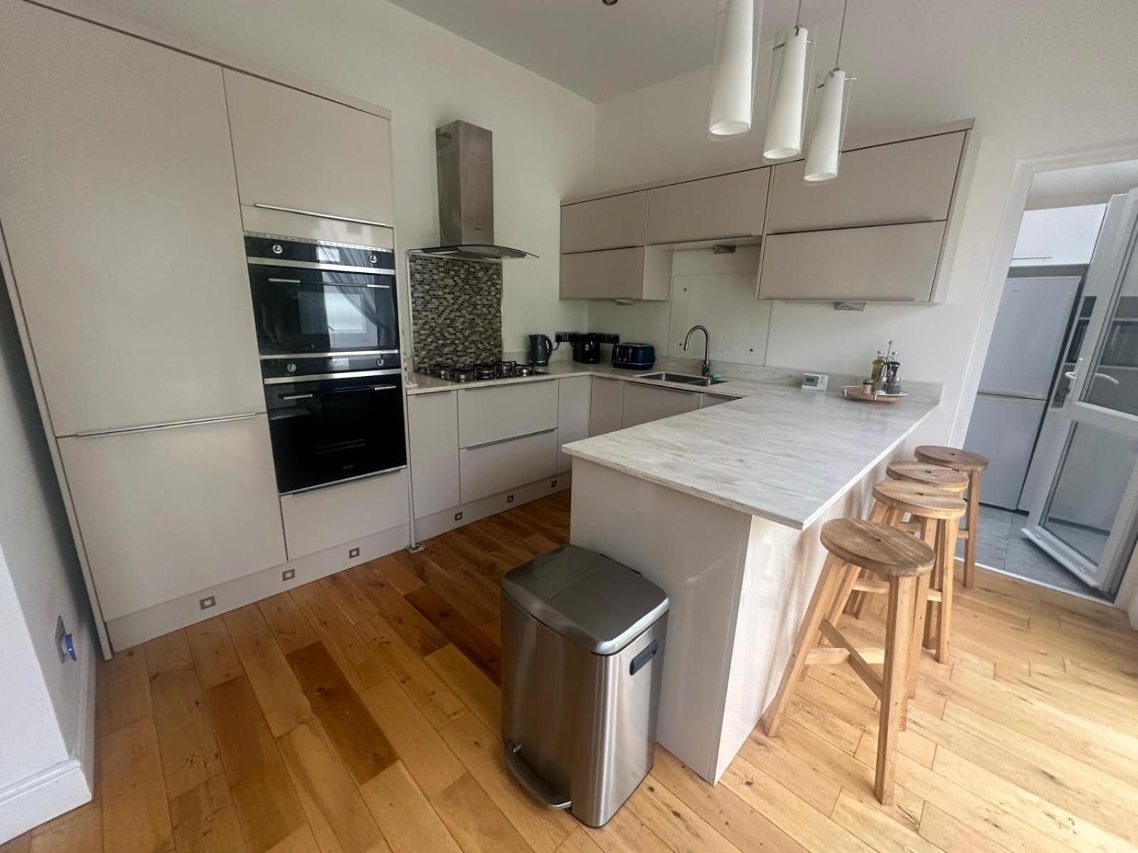 Luxurious Living 4 Bedroom *