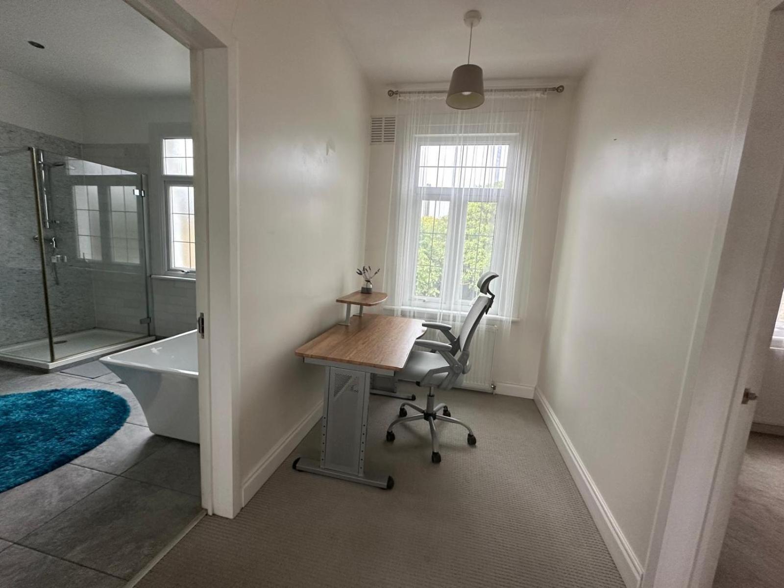 Luxurious Living 4 Bedroom * London