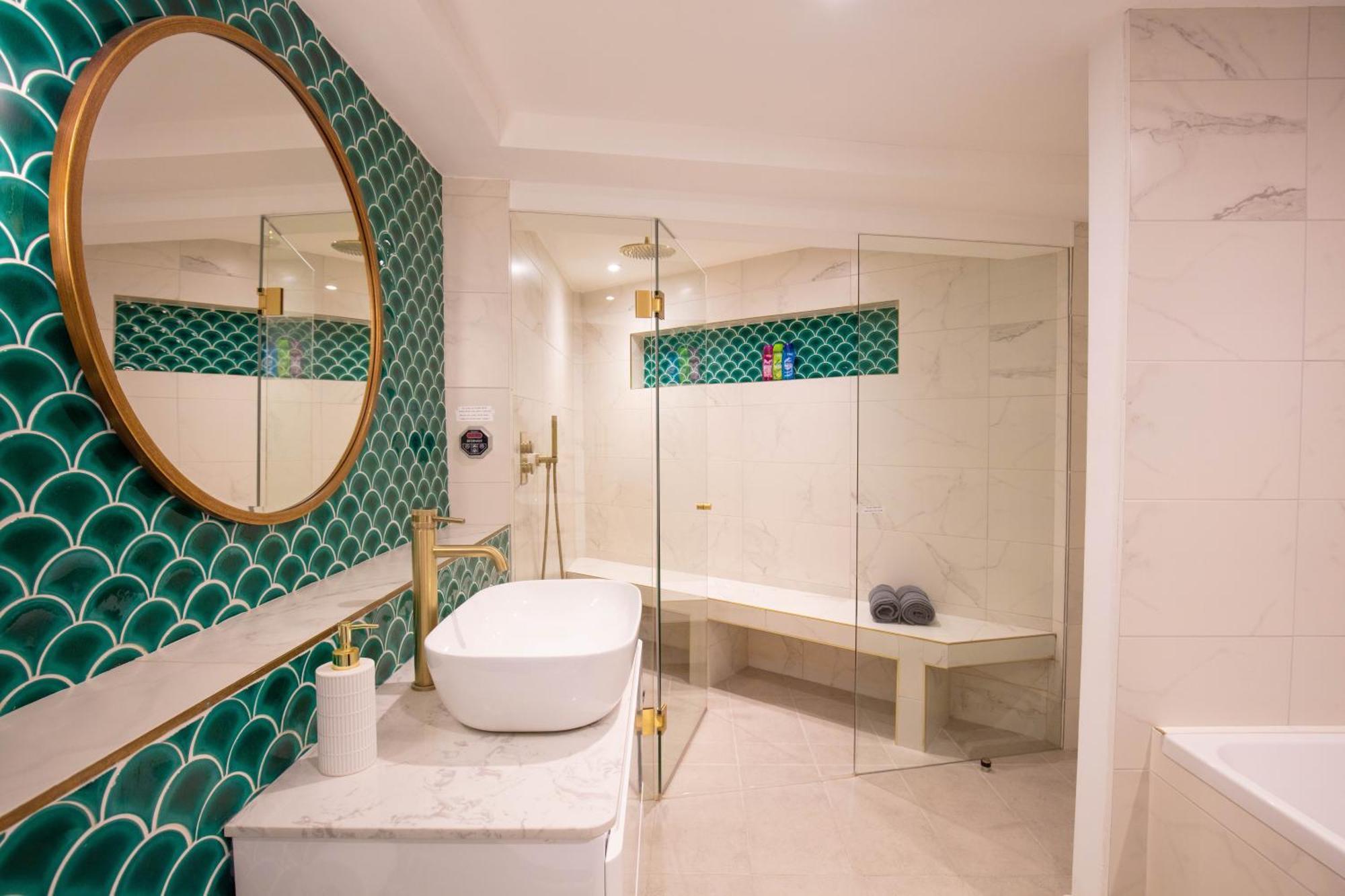 Hidden Retreat With Steam Room, King Bed Near Tube Apartment London