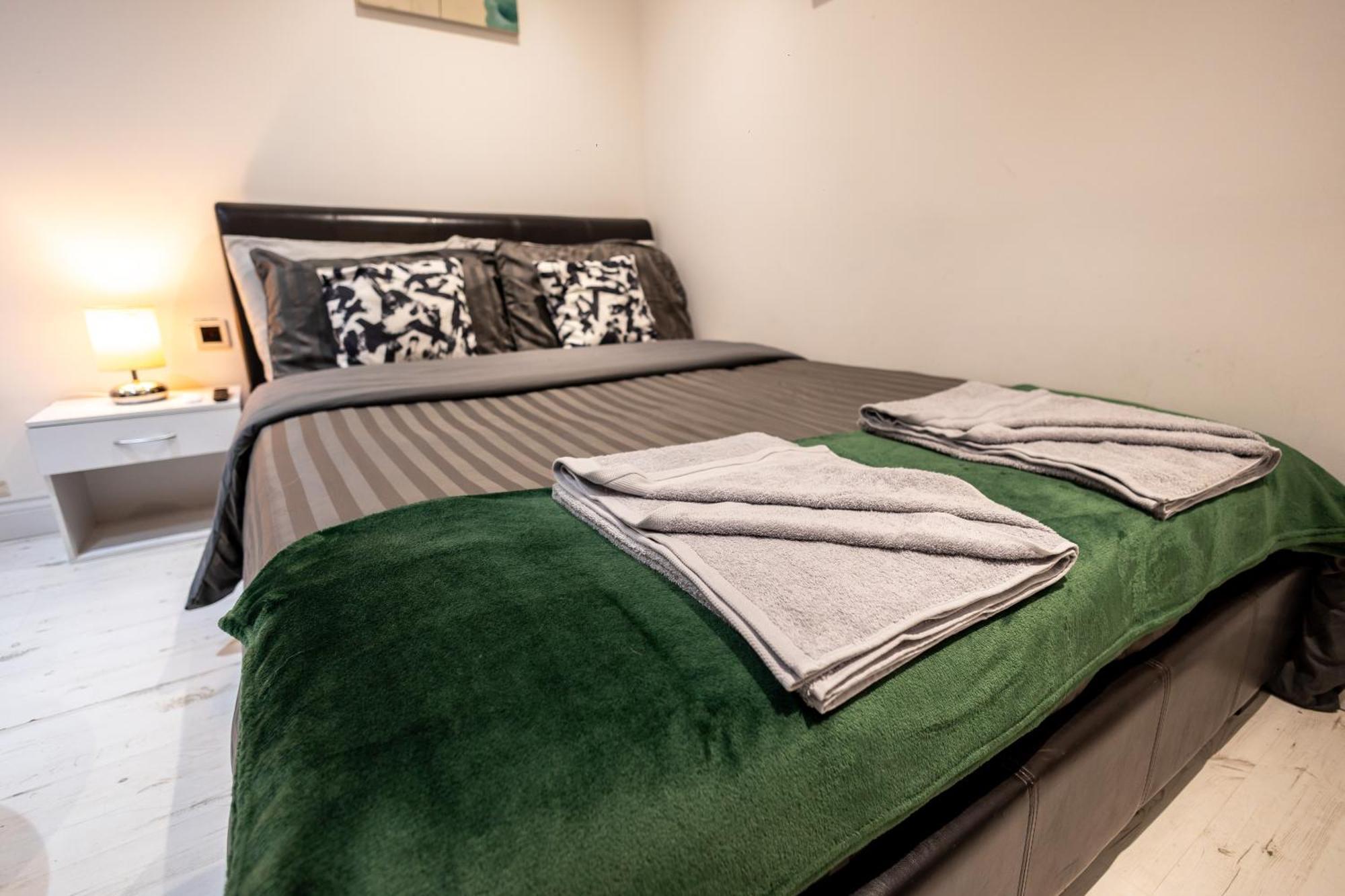Flat In Stepney-limehouse - *