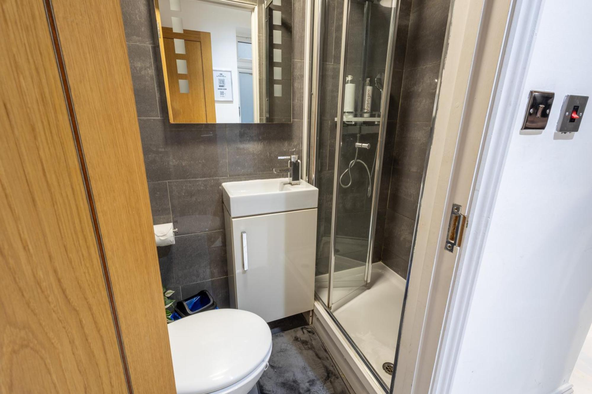 Flat In Stepney-limehouse - *