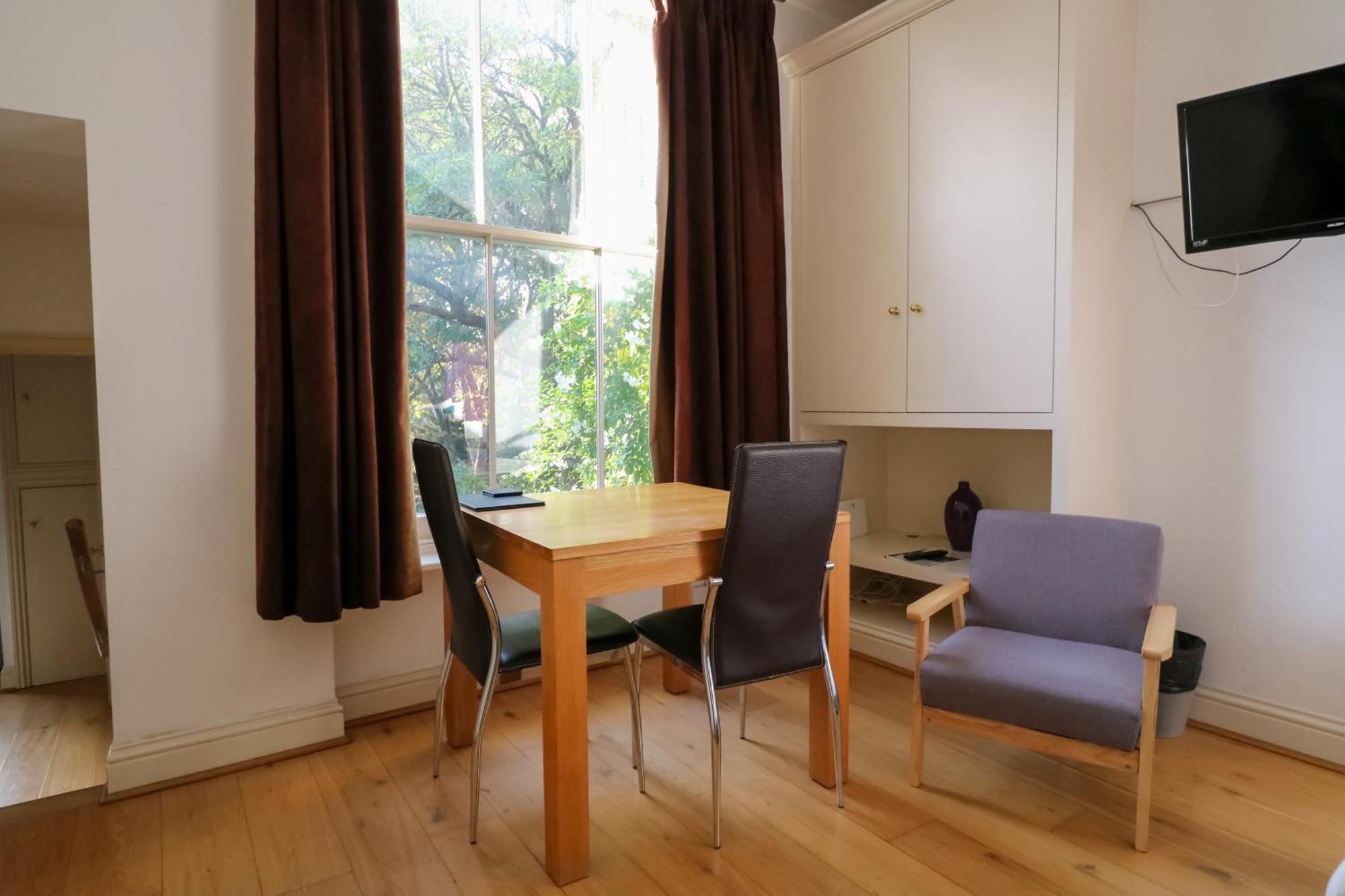Longridge Road Apartment *
