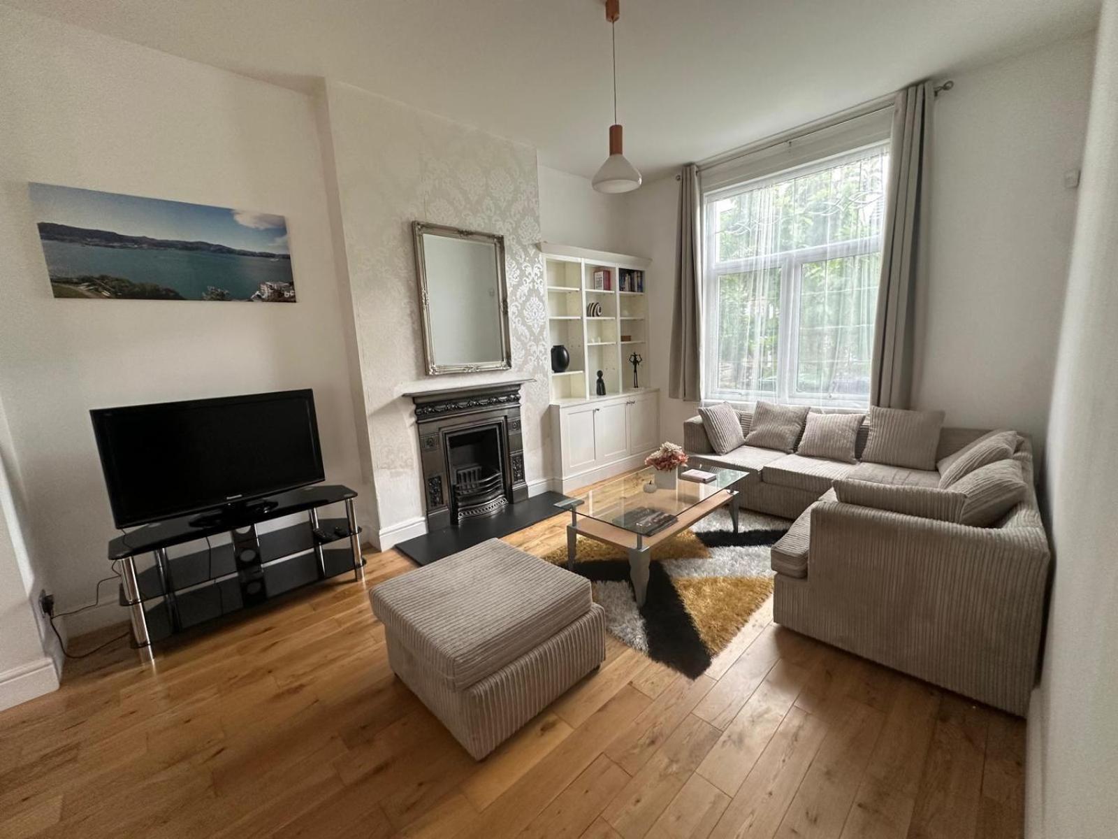 Luxurious Living 4 Bedroom Holiday home
